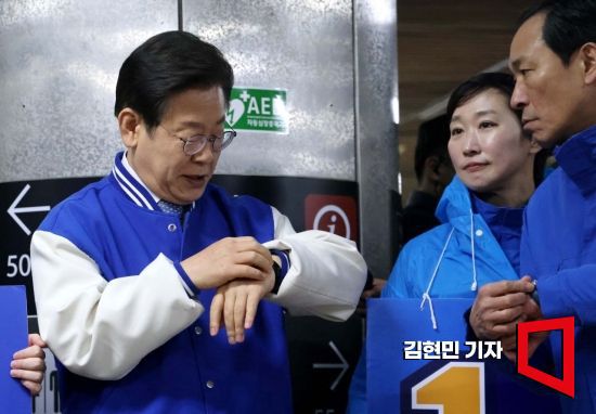 이재명 더불어민주당 대표가 26일 서울 지하철 아현역에서 출근길 시민들에게 총선 지지를 호소하던 중 시간을 확인하고 있다. 사진=김현민 기자 kimhyun81@