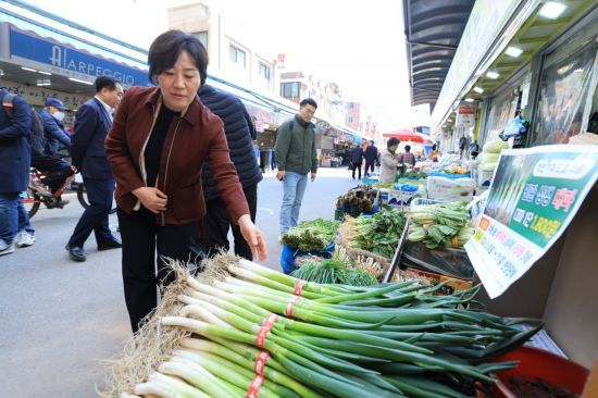 송미령 농식품부 장관이 31일 서울 양천구에 소재한 신영시장을 방문해 전통시장 납품단가 지원사업 추진상황을 점검하고 있다.