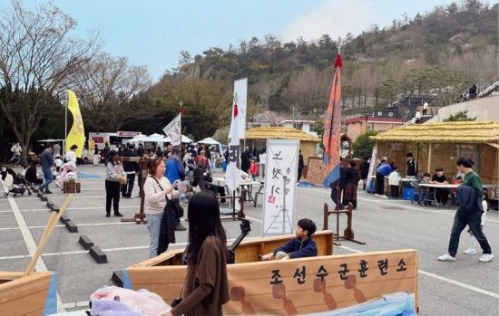 관광객들이 조선수군체험 프로그램에 참여하고 있다. [사진제공=목포시]