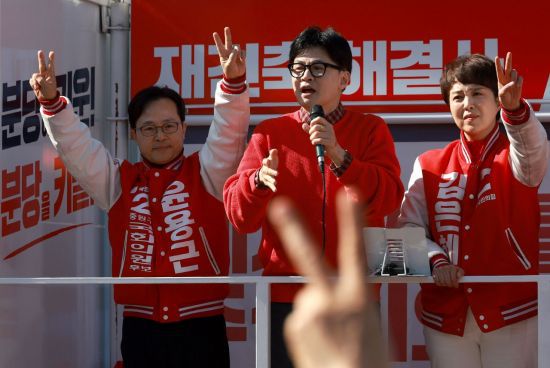 국민의힘 한동훈 비상대책위원장 겸 총괄 선거대책위원장이 31일 오전 경기 성남시 오리역광장에서 분당을 김은혜 후보와 함께 지지호소를 하고 있다. [이미지출처=연합뉴스]