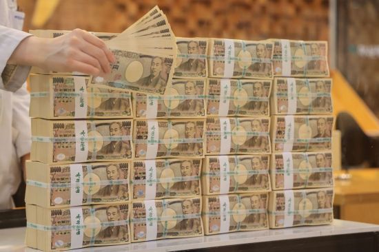서울 중구 하나은행 본점 위변조대응센터에서 직원이 엔화를 들어 보이고 있다. [이미지출처=연합뉴스]