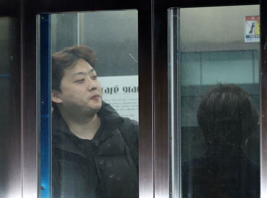 전국의과대학교수협의회(전의교협) 비공개 총회가 열린 9일 오후 서울시내 한 식당에서 박단 대한전공의협의회(대전협) 비대위원장이 건물을 나서다 취재진을 보고 황급히 이동하고 있다. [이미지출처=연합뉴스]