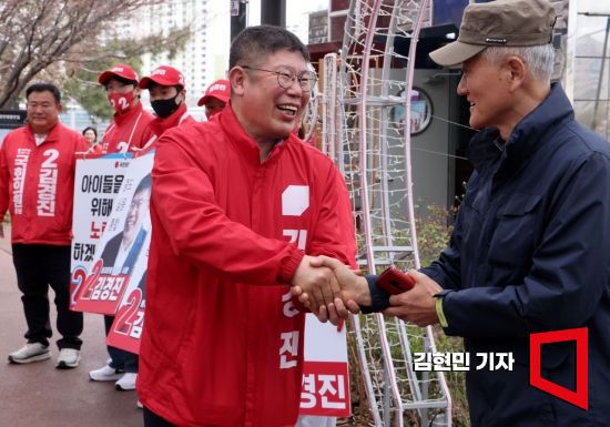 제22대 총선 서울 동대문구 을에 출마한 김경진 국민의힘 후보가 3일 장안평제방길에서 선거 유세를 하고 있다. 사진=김현민 기자 kimhyun81@