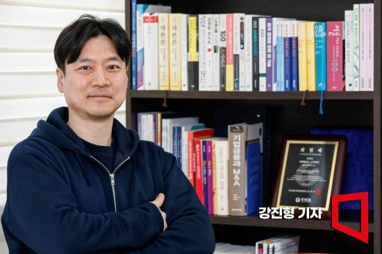 구태훈 빅뱅벤처스 대표가 서울 강남구 서울창업허브 스케일업센터에 마련된 사무실에서 인터뷰에 앞서 포즈를 취하고 있다. 사진=강진형 기자aymsdream@