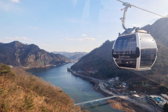 북한강 상공을 지나는 춘천 삼악산 호수케이블카