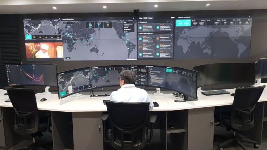삼성SDS 글로벌컨트롤센터(GCC)에서 근무자가 선박 상황을 확인하고 있다. [사진제공=삼성SDS]
