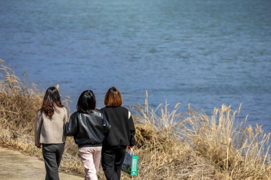 영천 강변을 산책하는 사람들
