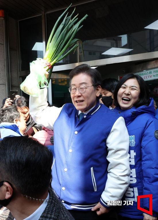 이재명 더불어민주당 대표가 20일 인천 미추홀구 토지금고시장을 찾아 파를 들고 발언하고 있다. 사진=김현민 기자 kimhyun81@