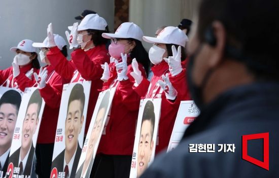 제22대 국회의원선거를 하루 앞둔 9일 서울 도봉구 창동역 앞에서 국민의힘 선거운동원들이 총선 지지를 호소하고 있다. 사진=김현민 기자 kimhyun81@