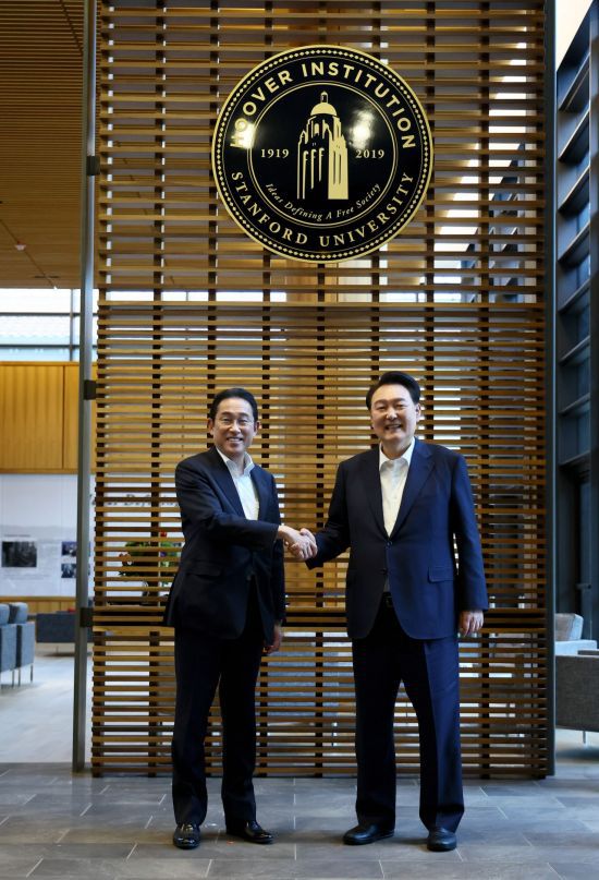 윤석열 대통령과 기시다 후미오 일본 총리가 지난해 11월17일(현지시간) 미국 캘리포니아주 스탠퍼드대 후버연구소에서 열린 한일 정상 좌담회를 마친 뒤 기념촬영을 하고 있다. [이미지출처=연합뉴스]
