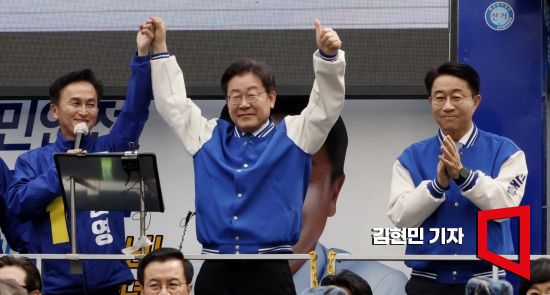 이재명 더불어민주당 대표가 8일 서울 동작구 남성사계시장 입구에서 류삼영 후보 지원 유세를 하고 있다. 사진=김현민 기자 kimhyun81@