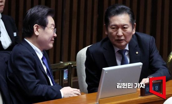 이재명 더불어민주당 대표와 정청래 최고위원이 22일 국회 본회의 대정부질문에서 대화하고 있다. 사진=김현민 기자 kimhyun81@