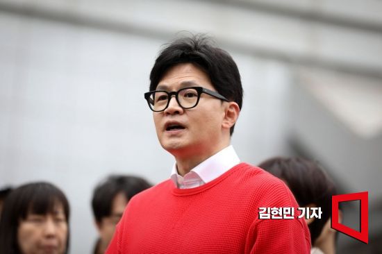 한동훈 국민의힘 총괄선거대책위원장이 제22대 국회의원선거 사전투표 첫날인 5일 서울 서대문구 신촌동사전투표소에서 투표를 마친 뒤 취재진의 질문에 답하고 있다. 사진=김현민 기자 kimhyun81@