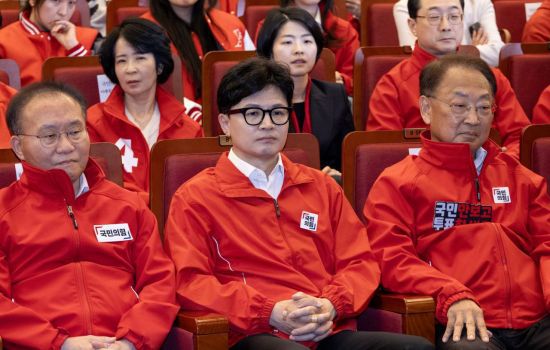 국민의힘 한동훈 총괄선대위원장 등이 10일 서울 여의도 국회도서관에 마련된 제22대 국회의원선거 개표상황실에서 출구조사 결과를 시청하고 있다. [이미지출처=연합뉴스]