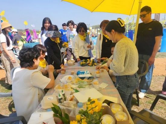 지난 13일 경기 안산시 단원구 화랑유원지에서 열린 세월호 10주기 '기억문화제'에서 시민들이 체험 프로그램에 참여하고 있다.[사진=이서희 기자]