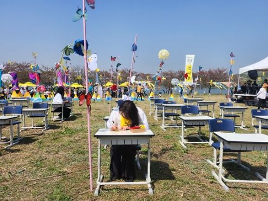 지난 13일 경기 안산시 단원구 화랑유원지에서 열린 세월호 10주기 '기억문화제'에서 시민들이 희생자들에게 보내는 메시지를 적고 있다.[사진=이서희 기자]