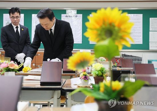 세월호 참사 10주기를 하루 앞둔 15일 오후 경기도 안산시 단원고 4.16기억교실에서 임태희 경기도교육감이 헌화하고 있다.  [사진출처=연합뉴스]