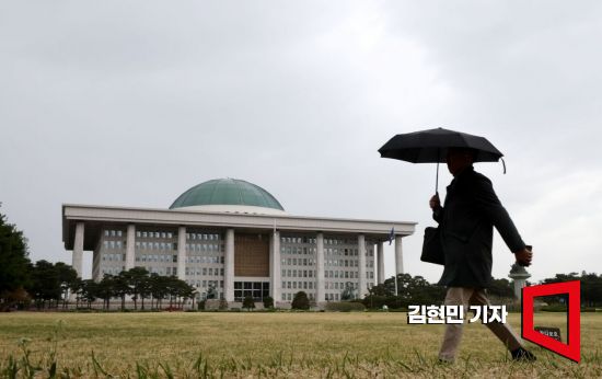 15일 국회의사당 위로 먹구름이 잔뜩 끼어 있다. [사진=김현민 기자]