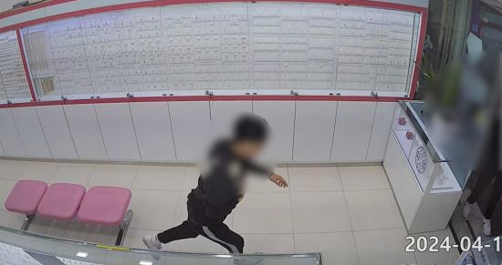 충남 천안에서 1600만원 상당의 순금팔찌를 훔쳐달아난 10대 2명이 붙잡혔다. / 천안동남경찰서