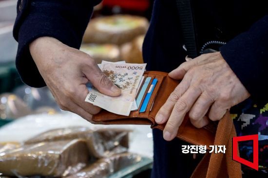 국제유가 하락에도 환율 상승에 수입물가가 4개월 연속 오름세를 이어갔다. 사진은 14일 서울 마포구 망원시장. 사진=강진형 기자aymsdream@