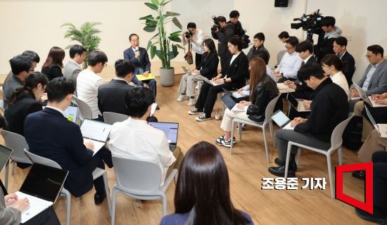 최근 사의를 표명한 한덕수 국무총리가 17일 서울 종로구 정부서울청사에서 열린 출입기자단 백브리핑에서 기자들의 질문에 답하고 있다. 사진=조용준 기자 jun21@