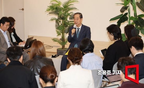 최근 사의를 표명한 한덕수 국무총리가 17일 서울 종로구 정부서울청사에서 열린 출입기자단 백브리핑에서 기자들의 질문에 답하고 있다. 사진=조용준 기자 jun21@