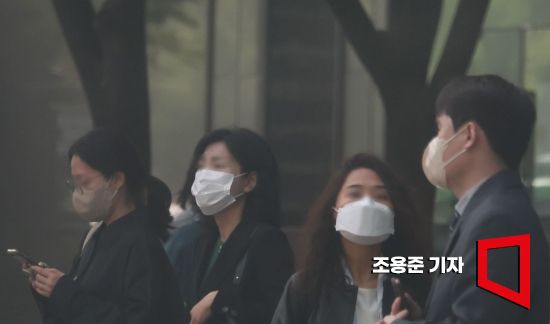 중국에서 발원한 황사가 북서풍을 타고 우리나라로 유입된 17일 서울 종로구 광화문에서 출근길 직장인들이 마스크를 쓰고 지나가고 있다. 사진=조용준 기자 jun21@