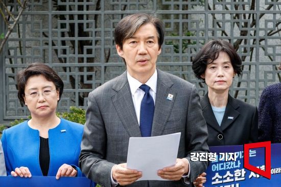 조국 조국혁신당 대표가 11일 서울 서초구 대검찰청 앞에서 검찰 규탄 및 김건희 여사에 대한 수사를 촉구하는 기자회견을 하고 있다. 사진=강진형 기자aymsdream@