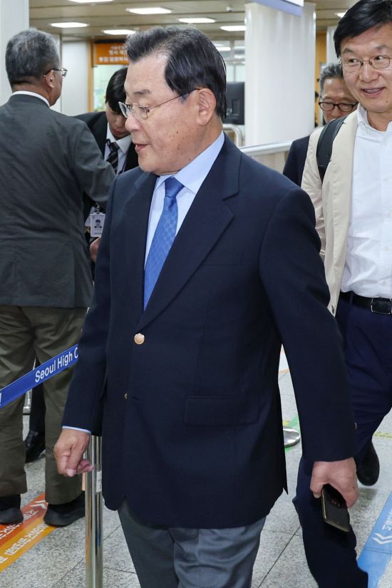 2심 선고 공판 출석하는 이병기 전 청와대 비서실장.[이미지출처=연합뉴스]