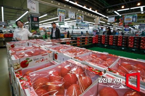 통계청이 발표한 ‘3월 소비자물가동향’에 따르면 과일 가격은 1년 전보다 40.9% 급등했다. 특히 사과가 88.2% 상승해 전월(71%)보다 상승 폭이 크게 확대된 가운데 23일 서울 서초구 하나로마트 양재점을 찾은 고객이 사과 가격을 보고 있다. 사진=강진형 기자aymsdream@