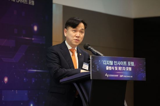강도현 과학기술정보통신부 2차관은 26일 디지털 인사이트 포럼 출범식에서 축사를 통해 "민간의 다양한 의견과 건의를 귀담아 정책에 충실히 반영해 기업의 혁신과 성장을 지원할 것"이라고 말했다.