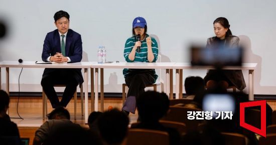 민희진 어도어 대표가 25일 서울 서초구 한국컨퍼런스센터에서 모회사 하이브와의 갈등 사태와 관련해 입장 발표를 하고 있다. 앞서 하이브는 민희진 대표 등 어도어 경영진에 대한 중간 감사 결과를 발표하고, 이들을 업무상 배임 등 혐의로 고발한다고 밝혔다. 사진=강진형 기자aymsdream@
