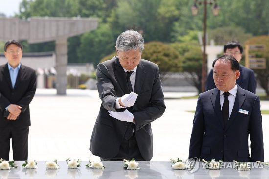 5·18 참배하는 노재헌 원장 [사진출처=연합뉴스]