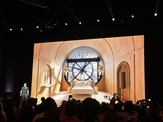 에어비앤비의 공동 창업자 겸 최고경영자(CEO)인 브라이언 체스키가 1일(현지시간) 미국 로스앤젤레스(LA)에서 미디어 행사를 열고 '컬처 아이콘' 프로젝트 숙소를 소개하고 있다.
사진은 프랑스 파리 오르세 미술관 시계탑 내부에 꾸민 객실 모습.[사진출처=연합뉴스]