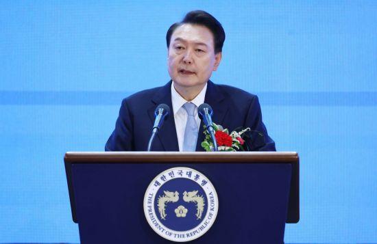 윤석열 대통령이 3일 서울 중구 장충체육관에서 열린 제52회 어버이날 기념식에서 축사하고 있다. [이미지출처=연합뉴스]