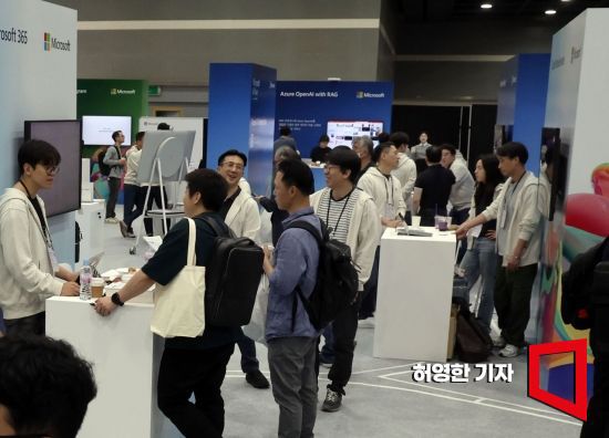 지난달 30일 서울 aT센터에서 열린 ‘마이크로소프트 AI 투어(Microsoft AI Tour)’에서 관람객들이 전시장을 돌아보며 관계자들과 상담하고 있다. 사진=허영한 기자 younghan@