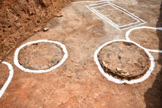 공방지 출토 도기 및 청자 태토 추정 회백색 점토