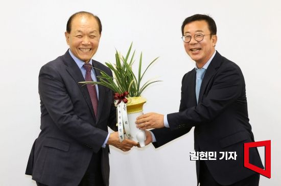 홍철호 대통령실 정무수석(오른쪽)이 7일 서울 여의도 국민의힘 당사를 방문해 황우여 비상대책위원장에게 취임 축하난을 전달하고 있다. 사진=김현민 기자 kimhyun81@