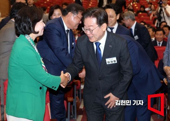 이재명 더불어민주당 대표가 3일 국회 의원회관에서 열린 제22대 국회 더불어민주당 제1기 원내대표 선출 당선자 총회에서 추미애 의원과 인사하고 있다. 사진=김현민 기자 kimhyun81@