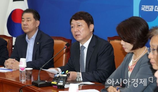 최재성 더불어민주당 일본경제침략특위 위원장이 18일 국회에서 열린 일본 경제침략대책 특위에 참석, 모두 발언을 하고 있다./윤동주 기자 doso7@