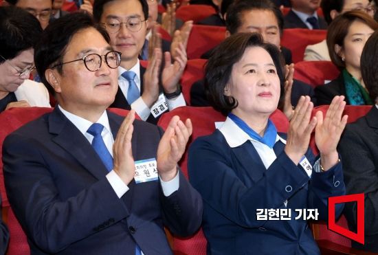 국회의장 후보에 출마한 추미애, 우원식 후보가 16일 국회 의원회관에서 열린 제22대 전반기 국회의장단 후보 선출을 위한 당선자 총회에서 박수치고 있다. 사진=김현민 기자 kimhyun81@