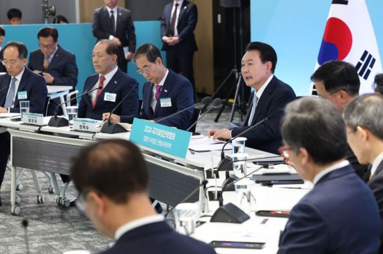 윤석열 대통령이 17일 세종특별자치시 정부세종청사에서 2024년 국가재정전략회의를 주재하고 있다. [이미지출처=연합뉴스]