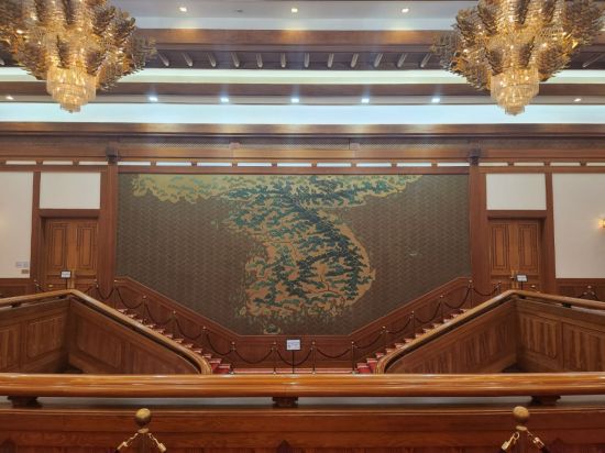 청와대 본관 중앙계단에 설치된 김식의 '금수강산도'