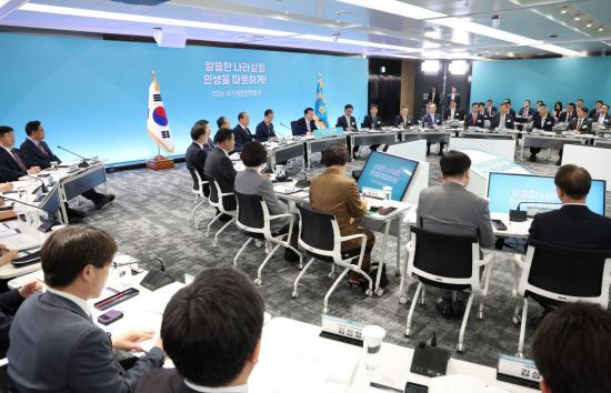 윤석열 대통령이 17일 세종특별자치시 정부세종청사에서 2024년 국가재정전략회의를 주재하고 있다. [이미지출처=연합뉴스]