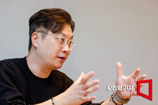 김동규 칼리버스 대표가 인터뷰하고 있다. 사진=강진형 기자aymsdream@