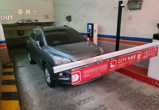 과거 인천 주차장을 일주일 동안 막은 차량. 자료사진. [사진=연합뉴스]