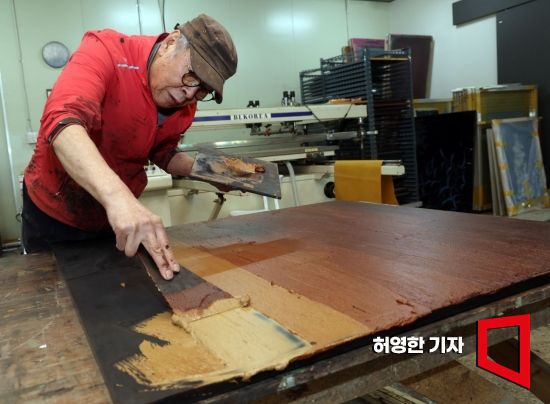 옻칠 장인 전용복 작가가 경기도 안성 작업실에서 '바람의 소리' 시리즈 그림을 그리고 있다.  사진=허영한 기자 younghan@