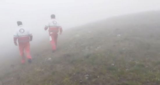 19일(현지시간) 에브라힘 라이시 이란 대통령이 탄 헬기 추락 사고 현장인 이란 동아제르바이잔주 중부 바르즈건 지역에 출동한 구조대원들이 자욱한 안개 속에서 수색작업을 벌이고 있다. 이날 이란 내무부는 라이시 대통령과 호세인 아미르압돌라히안 외무장관 등이 탑승한 헬기가 산악 지대에 추락했다고 밝혔다. [이미지출처=연합뉴스]