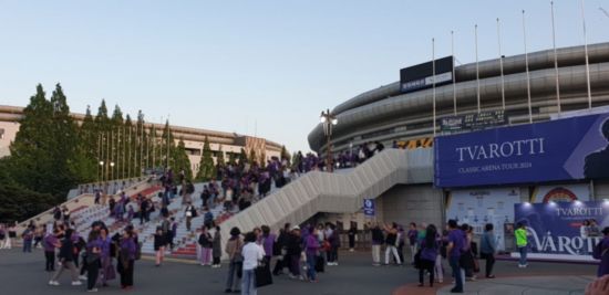 가수 김호중 씨의 팬들이 콘서트 후 공연장인 경남 창원스포츠파크 실내체육관을 일제히 빠져나오고 있다. [사진=이세령 기자]