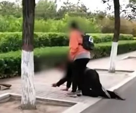 아이폰을 사달라고 요구하는 딸에게 미안하다며 무릎을 꿇고 있는 아버지. [사진=웨이보 갈무리]